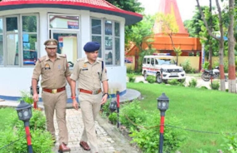त्योहारों के मद्देनजर पुलिस अधीक्षक सोमेंद्र मीना ने थाना निचलौल का किया औचक निरीक्षण*