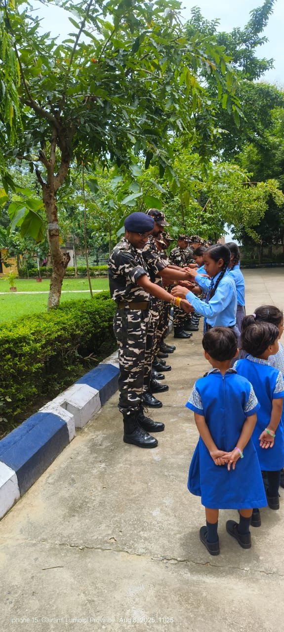छात्राओं ने एसएसबी जवानों को बांधा रक्षाबंधन