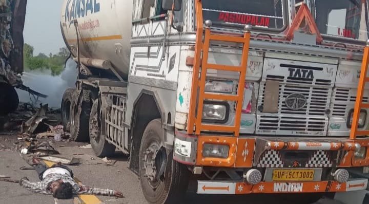 सुल्तानपुर में पूर्वांचल एक्सप्रेस_वे पर कंटेनर टैकर टक्कर एक की मौत दूसरा चालक घायल नींद आने से हुआ हादसा गैस रिसाव से ट्रैफिक रोका गया*