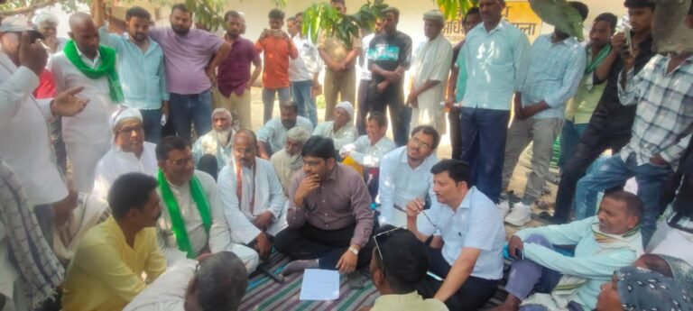 बिजली दफ्तर पर किसानों का प्रदर्शन, अधिकारियों को सौंपा मांग पत्र