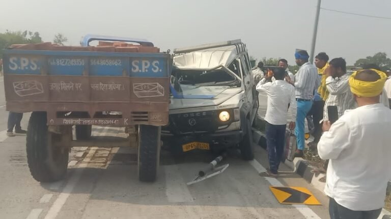 सड़क क्रॉस कर रहे ई-रिक्शा को बचाने में टूरिस्ट गाड़ी बेकाबू, ई रिक्शा को टक्कर मारते हुए ट्रैक्टर से टकराई