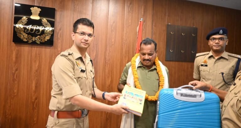 सेवानिवृत्त पुलिसकर्मियों को भावभीनी विदाई