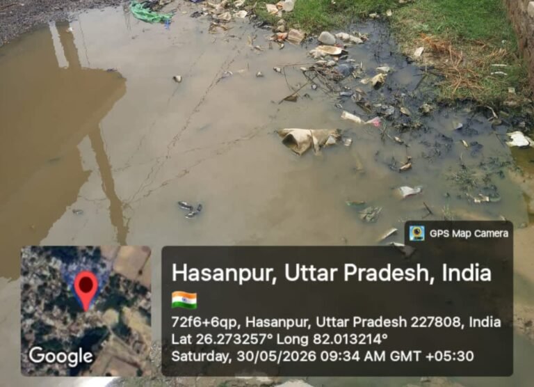 चार साल से टूटी नाली बनी मुसीबत, गंदगी और खतरे के बीच स्कूल जाने को मजबूर बच्चे