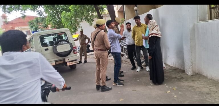 सुल्तानपुर पुलिस कप्तान का संबेदनशील चेहरा आया सामने कार्यालय के गेट पर गाड़ी रूकवा कर पीडित की सुनी बात