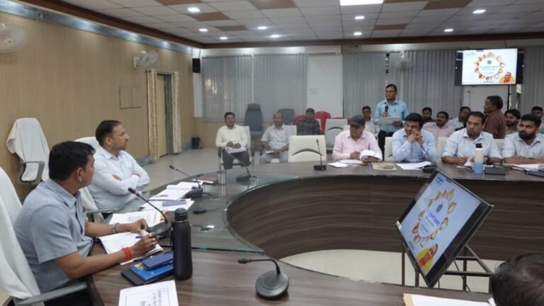 राजस्व वसूली और सीएम डैशबोर्ड रैंकिंग पर डीएम सख्त, लापरवाह अधिकारियों पर कार्रवाई की चेतावनी