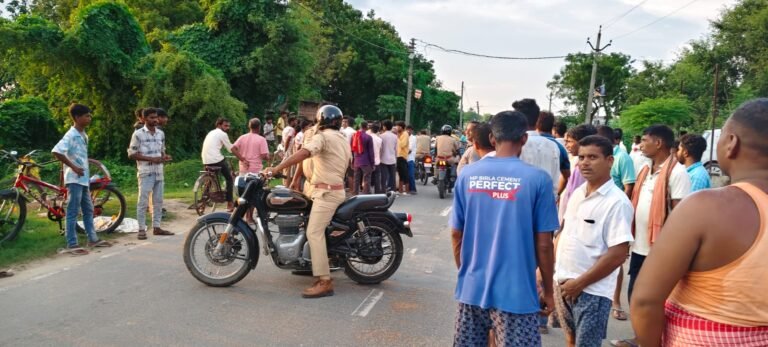 अंतिम संस्कार में पहुंचे लोगों के बीच खड़ी स्कूटी का ई-चालान,भड़का आक्रोश; पुलिस-ग्रामीण आमने-सामने, आधे घंटे जाम