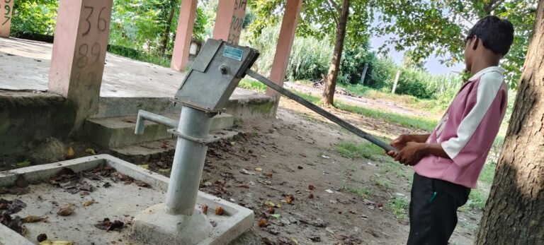 श्मशान घाट में बदहाली का डेरा, खराब हैंडपंप से अंतिम संस्कार में परेशानी