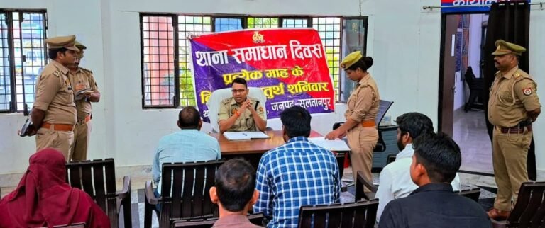 मूसलाधार बारिश के बीच थाना बंधुआकला पहुंचे एसपी सुलतानपुर, सुनी फरियादियों की समस्याएं