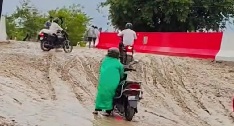 नवनिर्मित पुलिया बनी परेशानी का सबब, बारिश में कीचड़ से फिसल रहे वाहन
